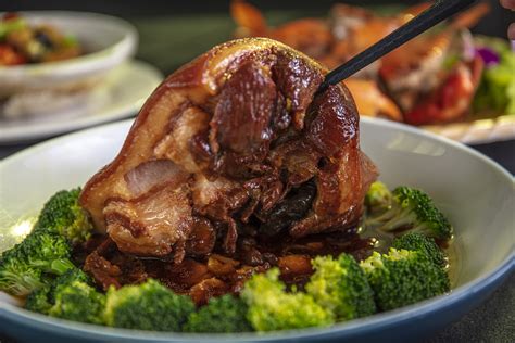  Dongpo Pork: Verleidelijk mals en gekaramelliseerd met zoetheid!