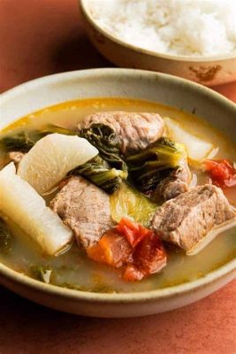 Sinigang! Een romige zure soep die de smaakpapillen prikkelt met een twist van Aziatische kruiden