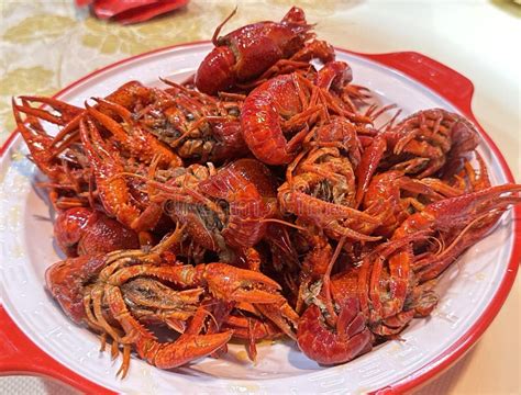  Spicy Crayfish Stir-Fried With Aromatic Herbs:  Can You Handle the Fiery Symphony of Flavor in Yiyang City?