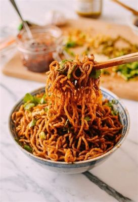  Wuhan Re Gan Mian: Een pikante combinatie van rijkelijk gevulde noodles en smakelijke bouillon!