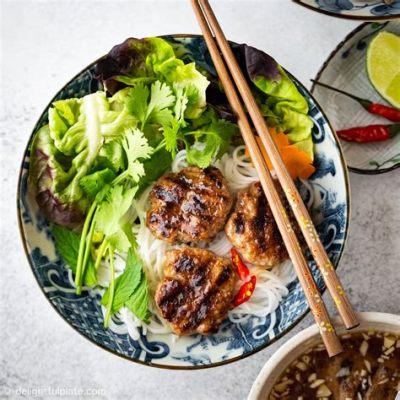  Bún Chả: Een Exotische Dans van Kruidige Noodles en Gegrilde Zoetheid!