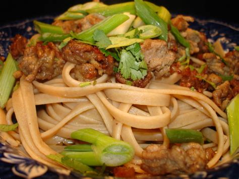  Dan Dan Mian: Een Pittige Dans van Szechuanse Specerijen en Geurige Sesamolie!