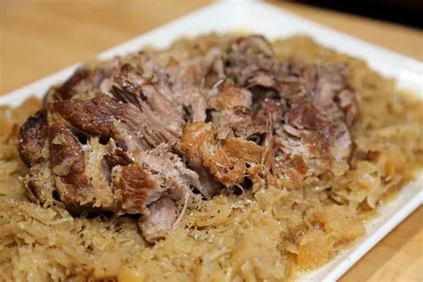  Jixi Sauerkraut Pork: Een Harmonieuze Fusie van Zure Noten en Malse Texturen!