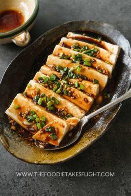  Sanmenxia Steamed Tofu met Knoflook en Chili: Een Harmonieuze Dans van Zachtheid en Pittigheid?