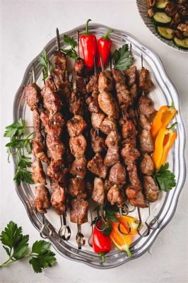  Shashlik! Een Russische Klassieker met Grillerige Geuren en Zachtgebraden Vlees