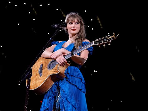 What Guitar Does Taylor Swift Use Eras Tour: A Symphony of Strings and Stories