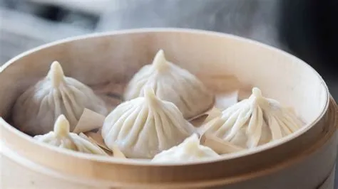  Xiao Long Bao: Een Verleiding van Zacht Gebakken Deeg en Exploderende Smaak!